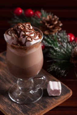 Sıcak kakao ve köknar ağacı dalı Noel kompozisyonu