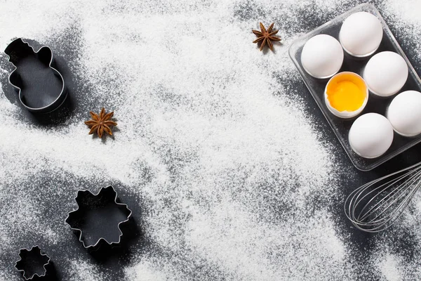 Backgrund mit Eiern, Schneebesen und Ausstechformen — Stockfoto
