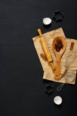 Arka plan üzerinde koyu renk ahşap mutfak aletleri ile pişirme