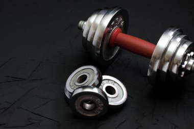 Spor arka plan ağır dumbbell egzersiz ile