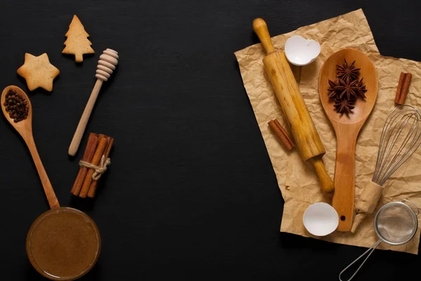 Fondo para hornear con herramientas de cocina y galletas en madera oscura —  Fotos de Stock