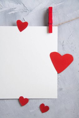 Sevgililer, kağıt ve kalpleri bir ip üzerinde arka plan seviyorum