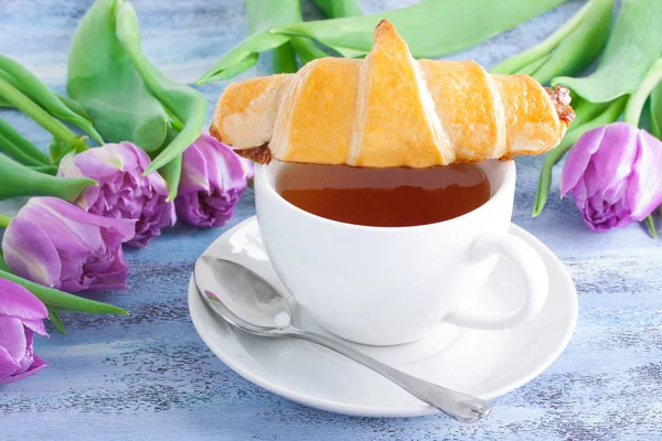 Xícara de buquê de chá de tulipas e croissants — Fotografia de Stock
