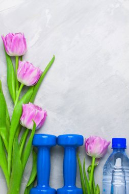 Mavi dumbell ve mor ile bahar flatlay spor kompozisyon