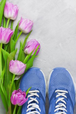 Mavi spor ayakkabı ve mor ile bahar flatlay spor kompozisyon 