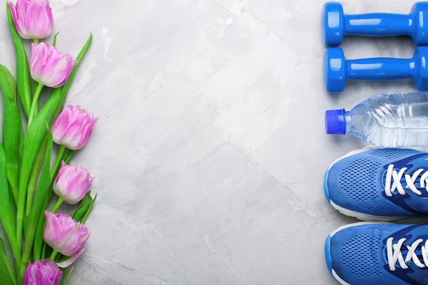 Spor donatımı ve Lale bahar flatlay kompozisyonu.
