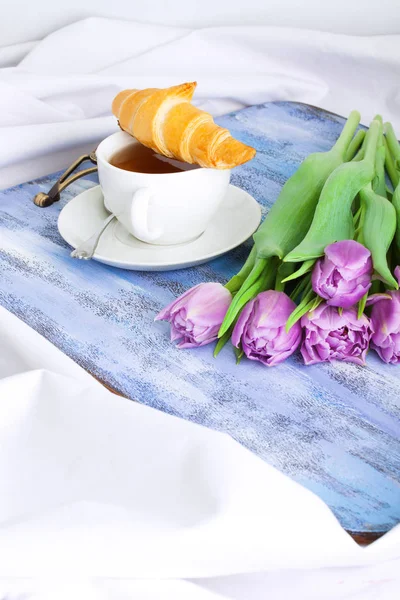 크로와상 차 보라색 튤립 블루 나무 쟁반에 함께 아침 식사. — 스톡 사진