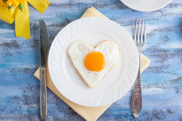 Morning breakfast, omelette heart shape. — Stock Photo, Image