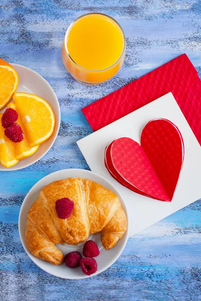 Sabah kahvaltı kruvasan raspberrys ve kırmızı Valentine's ile — Stok fotoğraf