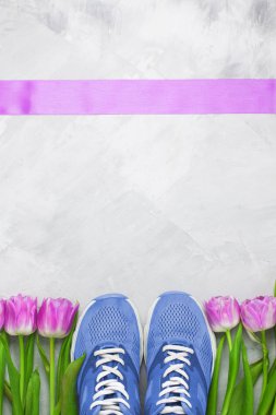 Mavi spor ayakkabı ve mor ile bahar flatlay spor kompozisyon 