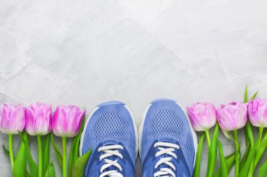 Mavi spor ayakkabı ve mor ile bahar flatlay spor kompozisyon 