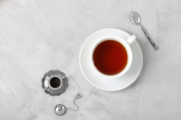 Tasse de thé cuillère d'argent petite théière sur fond de béton . — Photo