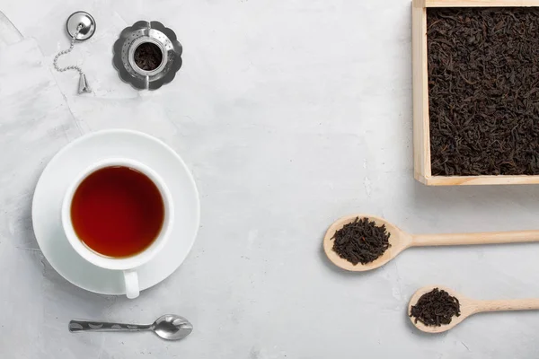 Fincan çay gümüş kaşık beton zemin üzerine küçük çaydanlık.
