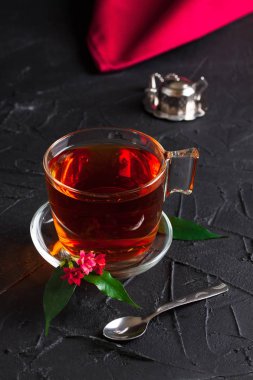 Bir çay ve gümüş kaşık ile cam fincan