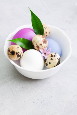 Beyaz renkli Paskalya plakalı gri beton backgrou yumurta