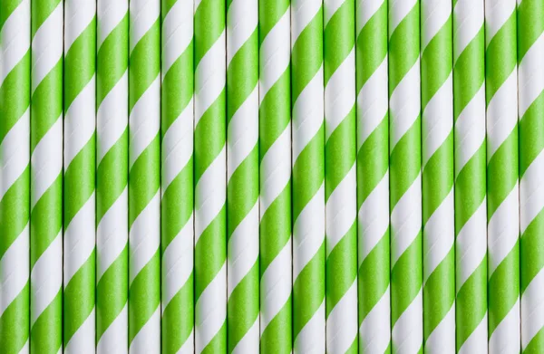 Green pozbawiony papieru słomki dla koktajli w tle — Zdjęcie stockowe