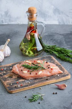 Çiğ domuz eti ve zeytinyağı içeren tablo