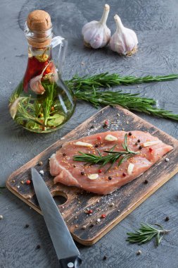 Çiğ domuz eti ve zeytinyağı içeren tablo