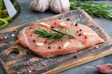 Ahşap tahta üzerinde malzemelerle çiğ domuz eti et parçası