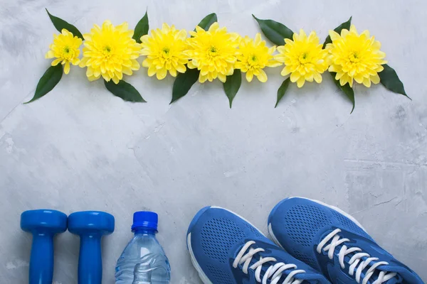 Sommaren flatlay sammansättning med sportutrustning och blommor. — Stockfoto