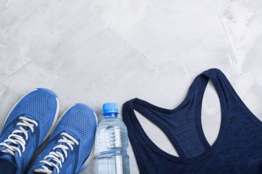 Flatlay spor kompozisyon spor ekipmanları kıyafeti ile.