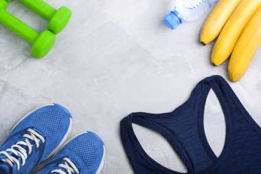 Flatlay kompozisyon spor ekipmanları kıyafeti ile.