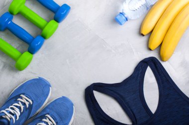 Flatlay spor kompozisyon spor ekipmanları kıyafeti ile.