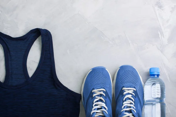 Flatlay sport komposition med outfit blå sneakers och t-shirt — Stockfoto