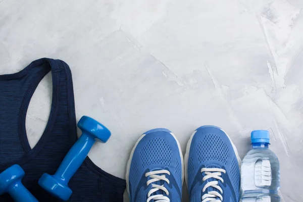Latlay sport sammansättning med utrustning outfit blå sneakers och — Stockfoto