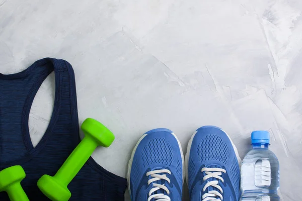 Flatlay sport skład z sprzęt strój blue sneakers — Zdjęcie stockowe