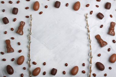 Çikolata Paskalya yumurtaları, tavşan, fıçıları, beton üzerinde yeşil tatlılar 