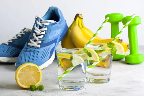 Composición deportiva con equipamiento deportivo vaso de agua con limón m —  Fotos de Stock