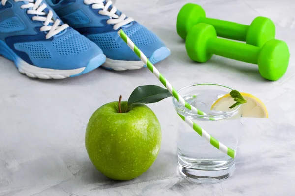 Composición deportiva con equipamiento deportivo vidrio agua manzana —  Fotos de Stock