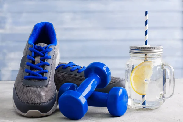 Composición deportiva con equipo deportivo y tarro de albañil con limón —  Fotos de Stock