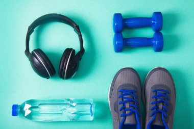 Dambıl ve kulaklık ile kompozisyon spor düz yatıyordu