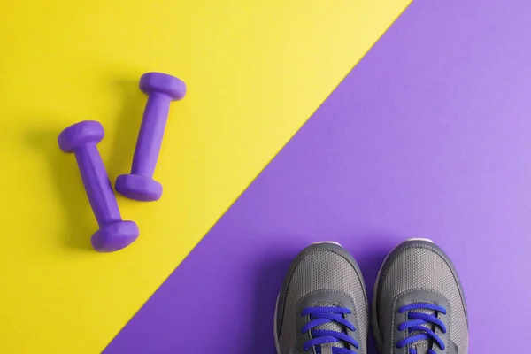 Sport platt låg sammansättning med hantlar och sneakers — Stockfoto