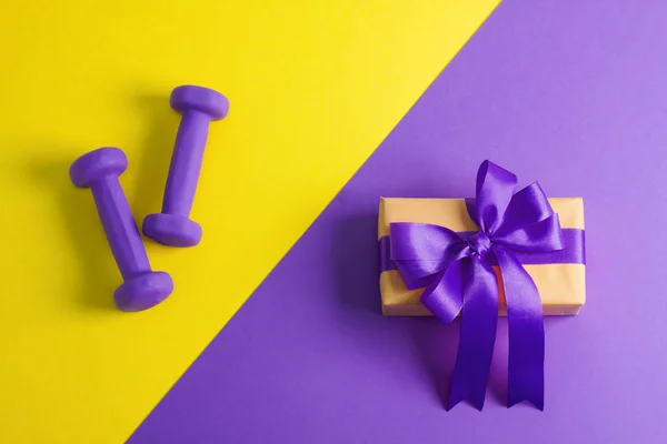 Dambıl ve hediye kutusu kompozisyonu spor düz yatıyordu