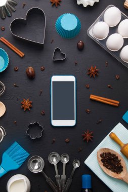 Arka plan yumurta mutfak araçları cep telefonu mockup pişirme 