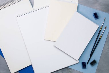 Farklı albüm, sketchbooks, fırçalar, suluboya, renkli pap