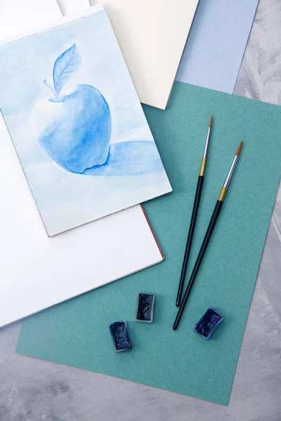 Dessin pomme en couleurs bleues, papier aquamarin, pinceaux, waterco — Photo