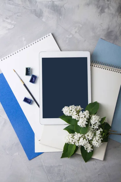 Boş tablet mockup resim ressamın işyeri için Araçlar