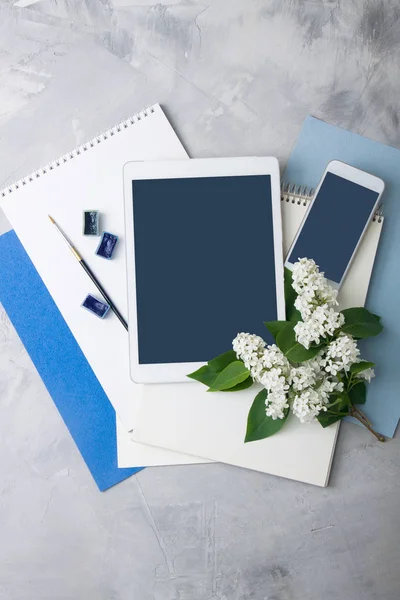 Boş tablet mockup resim ressamın işyeri için Araçlar