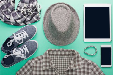 Kadının düz gri elbise tablet ve cep telefonu mockup yatıyordu