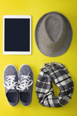 Düz yatıyordu gri elbiselerini mockup tablet