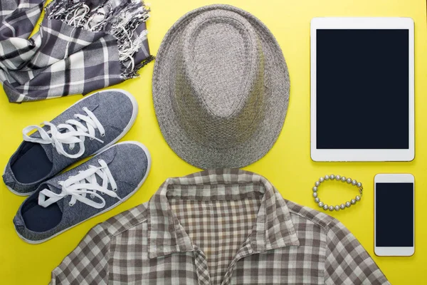 Kadının düz gri elbise tablet ve cep telefonu mockup yatıyordu