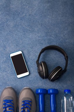 Spor düz kompozisyon dumbbells ayakkabı su kulaklık yatıyordu