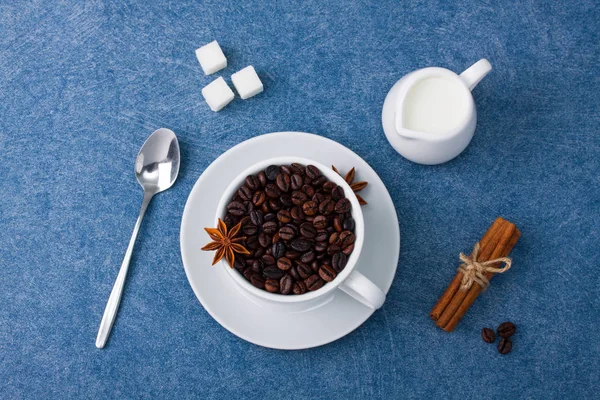 Xícara de café leite açúcar colher canela anis — Fotografia de Stock