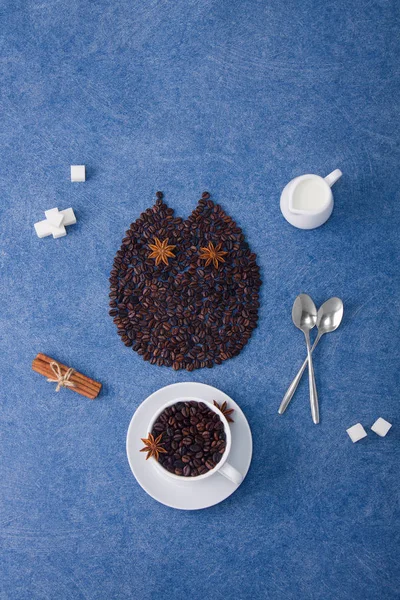 Kompozisyon baykuş kahve kahve süt şeker kaşığı tarçın