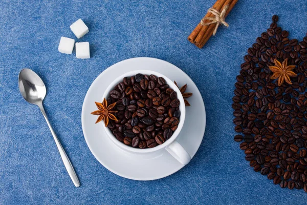Σύνθεση καφέ κουκουβάγια φλιτζάνι καφέ ζάχαρη γάλακτος κουταλιές κανέλα — Φωτογραφία Αρχείου