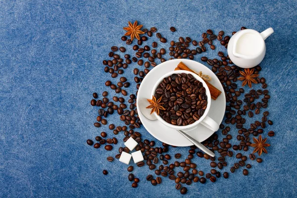 Csésze kávé cukor tej kanál fahéj anis — Stock Fotó
